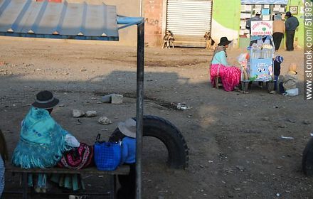 El Alto. Parada de ómnibus. Venta de jugo de quinua con manzana - Bolivia - Otros AMÉRICA del SUR. Foto No. 51982