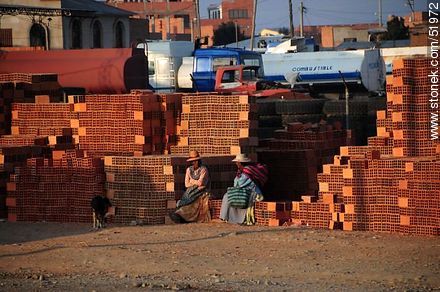 El Alto. Bolivian women sit chatting on blocks of brick. Altitude: 3970m - Bolivia - Others in SOUTH AMERICA. Foto No. 51972