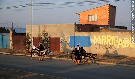 El Alto. Jóvenes judíos preperando un festejo. - Bolivia - Otros AMÉRICA del SUR. Foto No. 52054