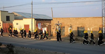 El Alto. Banda militar camino a una presentación. - Bolivia - Otros AMÉRICA del SUR. Foto No. 52052