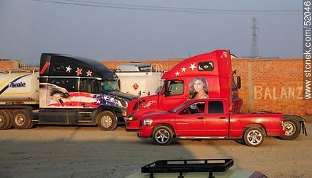 El Alto. Striking trucks. - Bolivia - Others in SOUTH AMERICA. Foto No. 52046