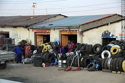 El Alto. Tire shop. - Bolivia - Others in SOUTH AMERICA. Foto No. 52038