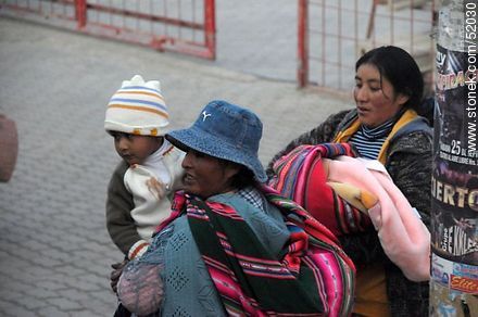El Alto. Mothers with their children. - Bolivia - Others in SOUTH AMERICA. Foto No. 52030
