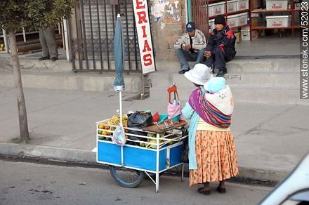 El Alto. Vendedora ambulante con su hijo - Bolivia - Otros AMÉRICA del SUR. Foto No. 52023