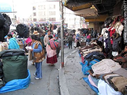 Las Mañaneras en la calle Illampu antes de las 9 de la mañana. Plaza Juariste Eguino. - Bolivia - Otros AMÉRICA del SUR. Foto No. 52077