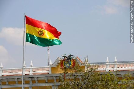 Bandera y escudo bolivianos del Palacio de Gobierno en la calle Comercio de La Paz - Bolivia - Otros AMÉRICA del SUR. Foto No. 52173