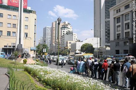 Fila para acceder a un medio de transporte colectivo en la Plaza del Obelisco. Avenida Mariscal Santa Cruz. - Bolivia - Otros AMÉRICA del SUR. Foto No. 52326