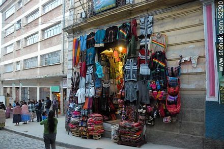Tienda de venta de souvenirs, recuerdos y vestimenta típica - Bolivia - Otros AMÉRICA del SUR. Foto No. 52290