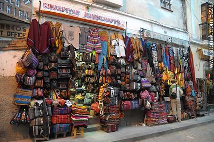 Tiendas de artículos para turistas en la calle Linares - Bolivia - Otros AMÉRICA del SUR. Foto No. 52287