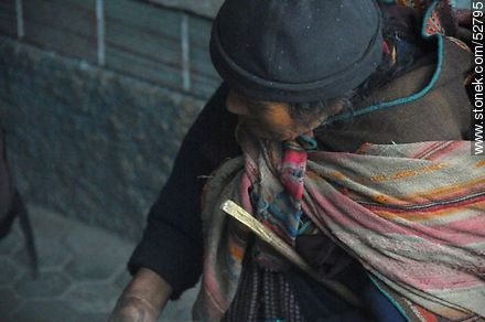 Anciana indígena e indigente pidiendo limosna - Bolivia - Otros AMÉRICA del SUR. Foto No. 52795