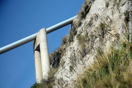 Tubería entre las montañas - Bolivia - Otros AMÉRICA del SUR. Foto No. 52791