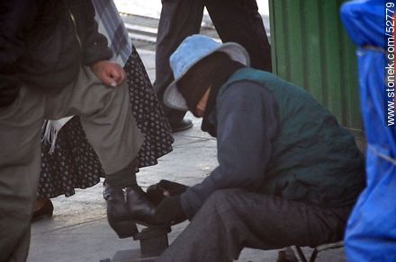 Shoe shine man with a bandage to hide his identity - Bolivia - Others in SOUTH AMERICA. Photo #52779