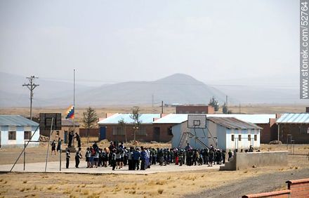 Estudiantes de un colegio en el momento que se iza la bandera aymara - Bolivia - Otros AMÉRICA del SUR. Foto No. 52764