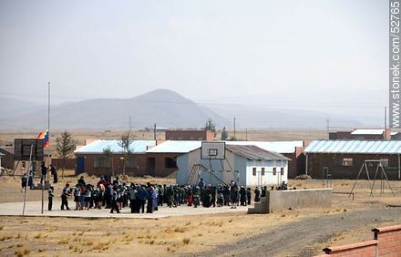 Estudiantes de un colegio en el momento que se iza la bandera aymara - Bolivia - Otros AMÉRICA del SUR. Foto No. 52765