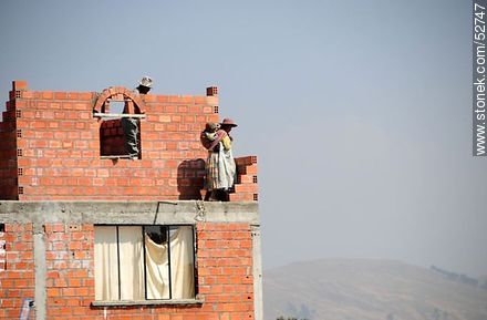 Toda la familia en trabajo de obra de construcción de una casa - Bolivia - Otros AMÉRICA del SUR. Foto No. 52747