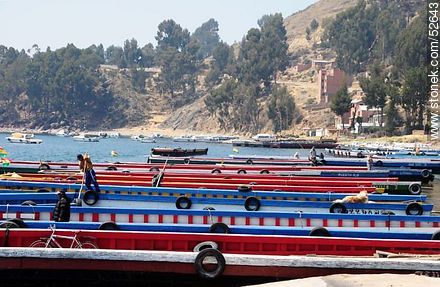 Tiquina. Tiquina. Chatas para el cruce de vehículos a la otra orilla del lago Titicaca boliviano - Bolivia - Otros AMÉRICA del SUR. Foto No. 52643