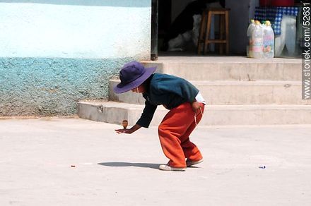 Tiquina. Children playing with a top. - Bolivia - Others in SOUTH AMERICA. Photo #52631