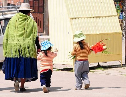 Tiquina. Mother with their children carrying a bouquet of flowers - Bolivia - Others in SOUTH AMERICA. Photo #52630