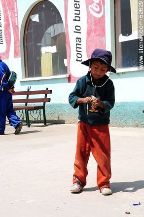Tiquina. Niño jugando con un trompo. - Bolivia - Otros AMÉRICA del SUR. Foto No. 52629