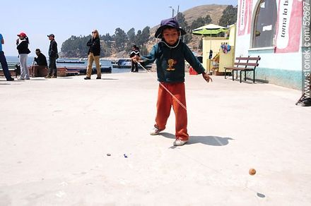Tiquina. Niño jugando con un trompo. - Bolivia - Otros AMÉRICA del SUR. Foto No. 52627
