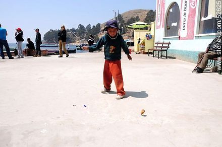 Tiquina. Children playing with a top. - Bolivia - Others in SOUTH AMERICA. Photo #52625
