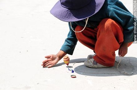 Tiquina. Niño jugando con un trompo. - Bolivia - Otros AMÉRICA del SUR. Foto No. 52624
