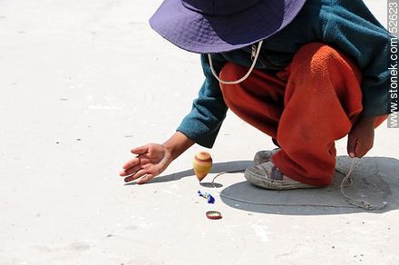 Tiquina. Niño jugando con un trompo. - Bolivia - Otros AMÉRICA del SUR. Foto No. 52623