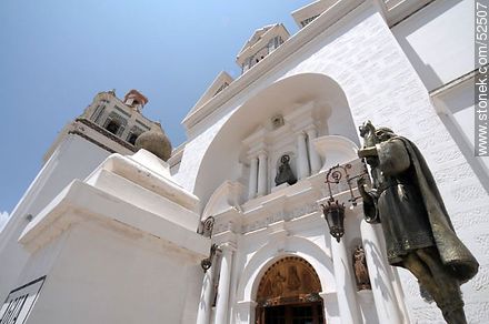 Statue of the sculptor Francisco Tito Yupanqui at the Basilica of Copacabana - Bolivia - Others in SOUTH AMERICA. Foto No. 52507