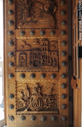 Grabados en madera de la puerta de la basílica. 