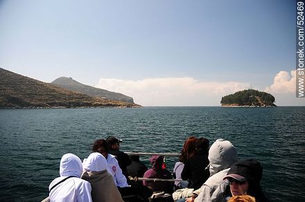 Lago Titicaca boliviano. Turistas admirando las islas del Sol y de la Luna - Bolivia - Otros AMÉRICA del SUR. Foto No. 52469