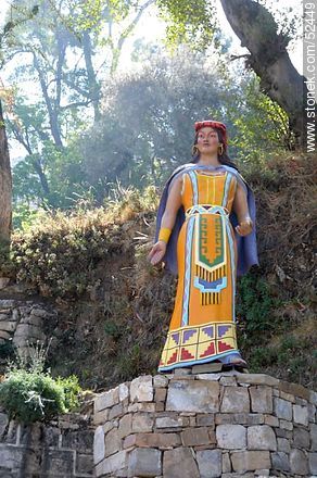 Estatua colorida que representa a una mujer inca - Bolivia - Otros AMÉRICA del SUR. Foto No. 52449