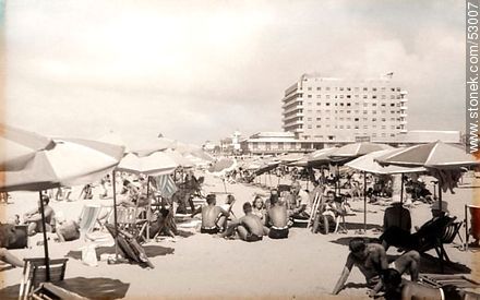 Foto antigua de la playa Brava de Punta del Este. Al fondo, el edificio Punta del Este - Punta del Este y balnearios cercanos - URUGUAY. Foto No. 53007