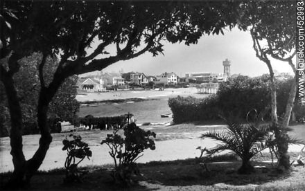 Vista de la península de Punta del Este desde Playa Mansa. La torre del agua en Plaza Artigas. - Punta del Este y balnearios cercanos - URUGUAY. Foto No. 52993