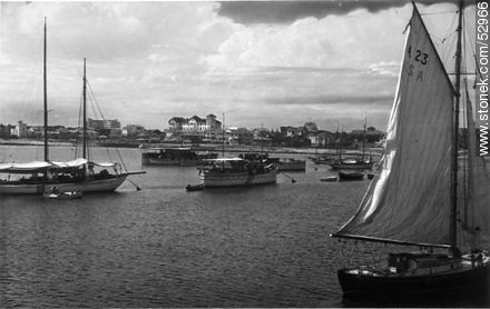 Old photo of the port of Punta del Este. In the background the Biarritz building. - Punta del Este and its near resorts - URUGUAY. Photo #52966
