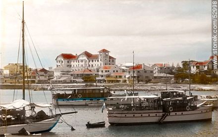 Tour boats in Punta del Este. In the background stands the building Biarritz on 20th Street. - Punta del Este and its near resorts - URUGUAY. Photo #52998