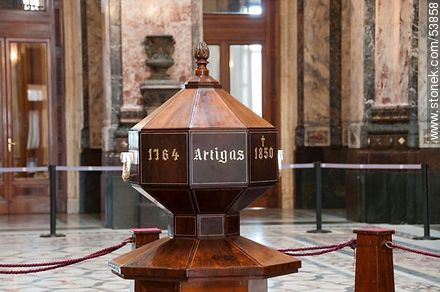 Urna con los restos de Artigas, exhibida en el Salón de los Pasos Perdidos del Palacio Legislativo - Departamento de Montevideo - URUGUAY. Foto No. 53858