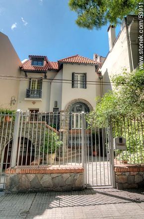 Antigua casa de dos plantas de la calle Ramón Masini - Departamento de Montevideo - URUGUAY. Foto No. 53911