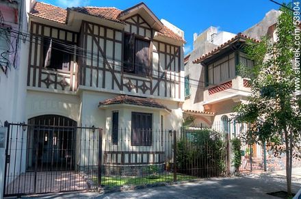 Two-storey house on Santiago Vázquez St. - Department of Montevideo - URUGUAY. Photo #53904