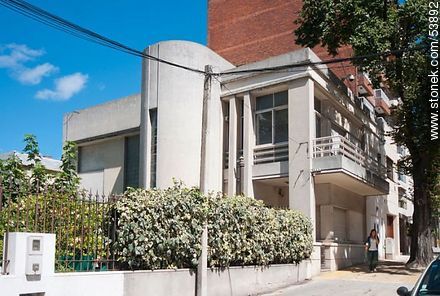 Casa estilo Art Decó en la calle Monseñor Domingo Tamburini. Arquitecto J. Pietropinto. - Departamento de Montevideo - URUGUAY. Foto No. 53892