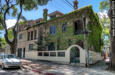 Casa en la esquina de José Martí y 26 de marzo - Departamento de Montevideo - URUGUAY. Foto No. 53874