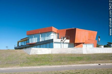 Estilo arquitectónico particular de una casa en la Avenida Miguel Jaureguiberry de La Barra - Punta del Este y balnearios cercanos - URUGUAY. Foto No. 54212