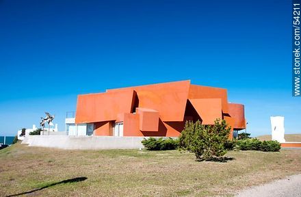 Estilo arquitectónico particular de una casa en la Avenida Miguel Jaureguiberry de La Barra - Punta del Este y balnearios cercanos - URUGUAY. Foto No. 54211