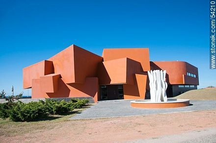 Estilo arquitectónico particular de una casa en la Avenida Miguel Jaureguiberry de La Barra - Punta del Este y balnearios cercanos - URUGUAY. Foto No. 54210