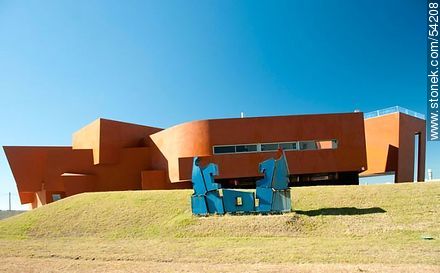 Estilo arquitectónico particular de una casa en la Avenida Miguel Jaureguiberry de La Barra - Punta del Este y balnearios cercanos - URUGUAY. Foto No. 54208