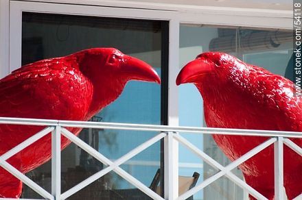 Balneario José Ignacio. Cuervos gigantes rojos en una terraza. - Punta del Este y balnearios cercanos - URUGUAY. Foto No. 54118