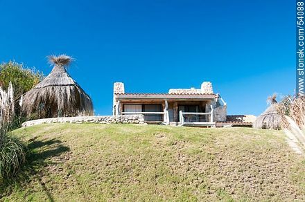 Balneario José Ignacio. Casa sobre una loma. - Punta del Este y balnearios cercanos - URUGUAY. Foto No. 54088