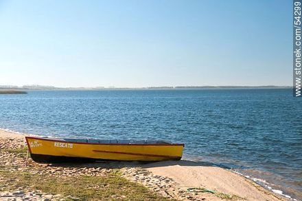 Bote a orillas de la laguna Garzón - Departamento de Rocha - URUGUAY. Foto No. 54299