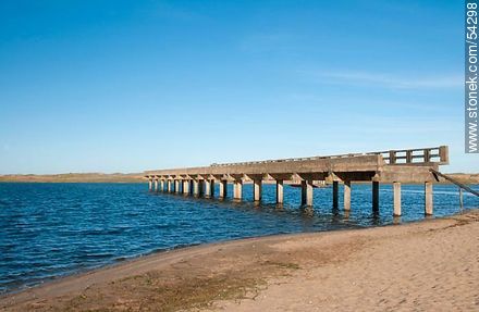 Unfinished section of the bridge over the Garzon lagoon from Maldonado - Punta del Este and its near resorts - URUGUAY. Foto No. 54298