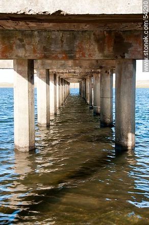 Unfinished section of the bridge over the Garzon lagoon from Maldonado - Punta del Este and its near resorts - URUGUAY. Foto No. 54290