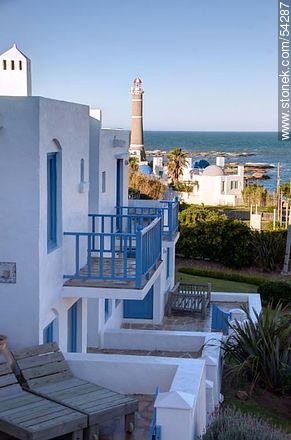 Houses overlooking the sea and the lighthouse of the peninsula of Jose Ignacio. - Punta del Este and its near resorts - URUGUAY. Foto No. 54287
